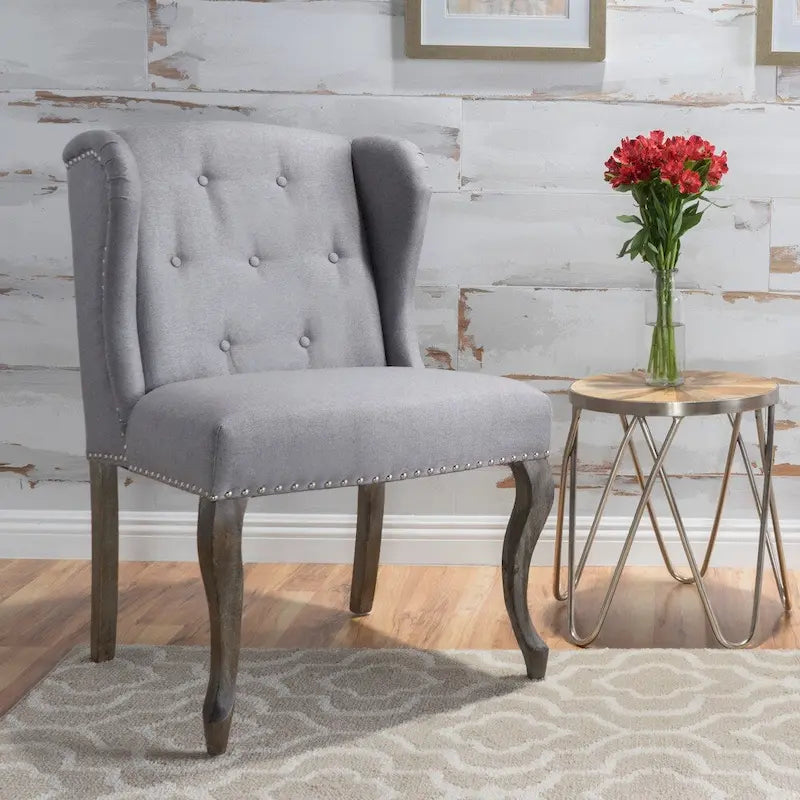 Poltrona d'accento Niclas Wing Back con borchie in tessuto by