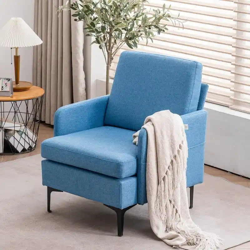 Poltrona di design rivestita in lino