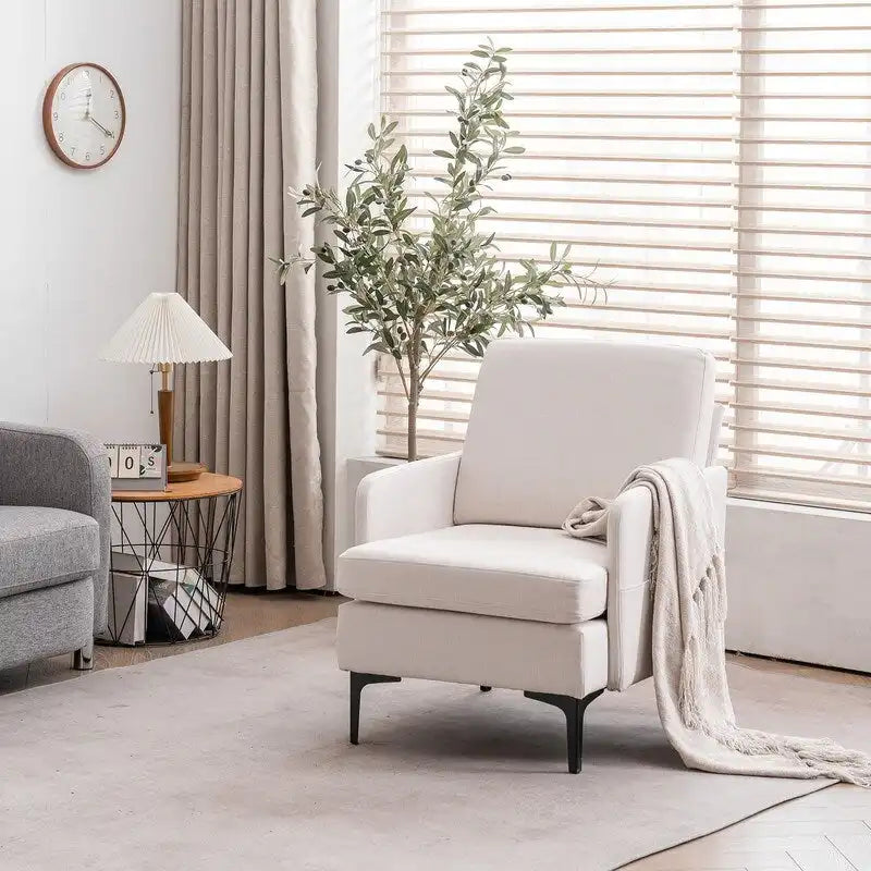 Poltrona di design rivestita in lino