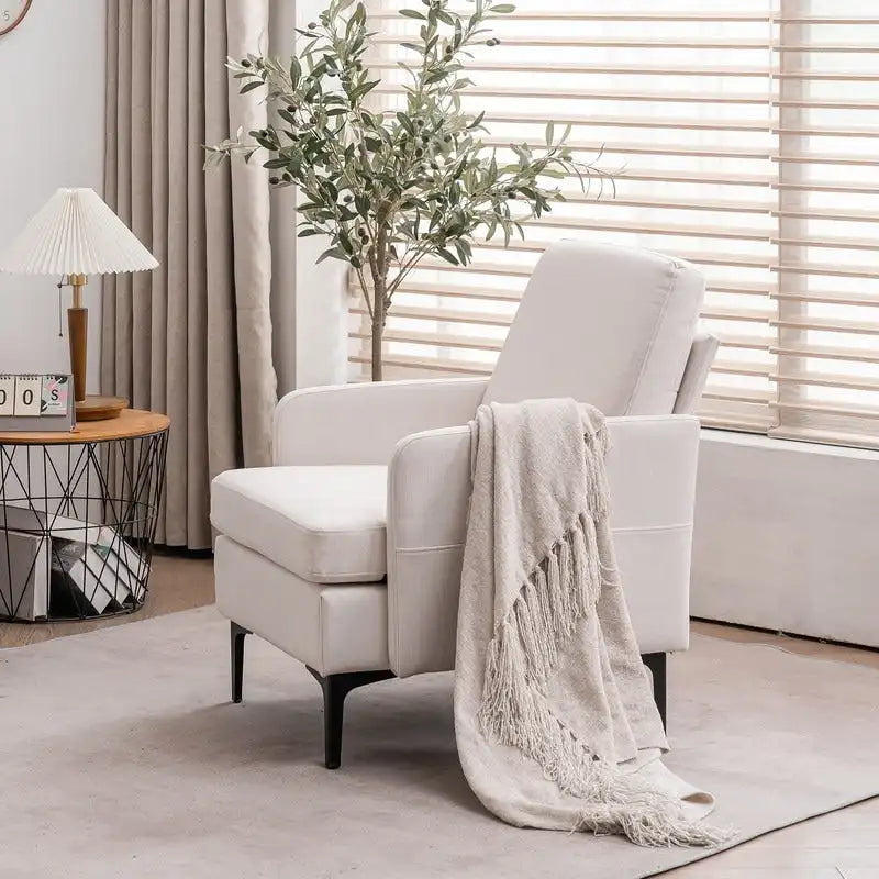 Poltrona di design rivestita in lino