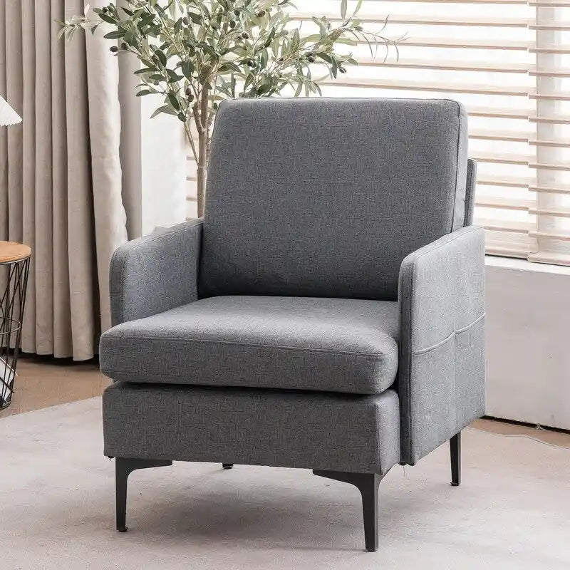 Poltrona di design rivestita in lino