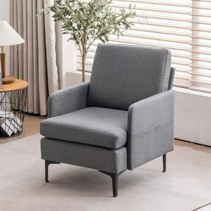 Poltrona di design rivestita in lino