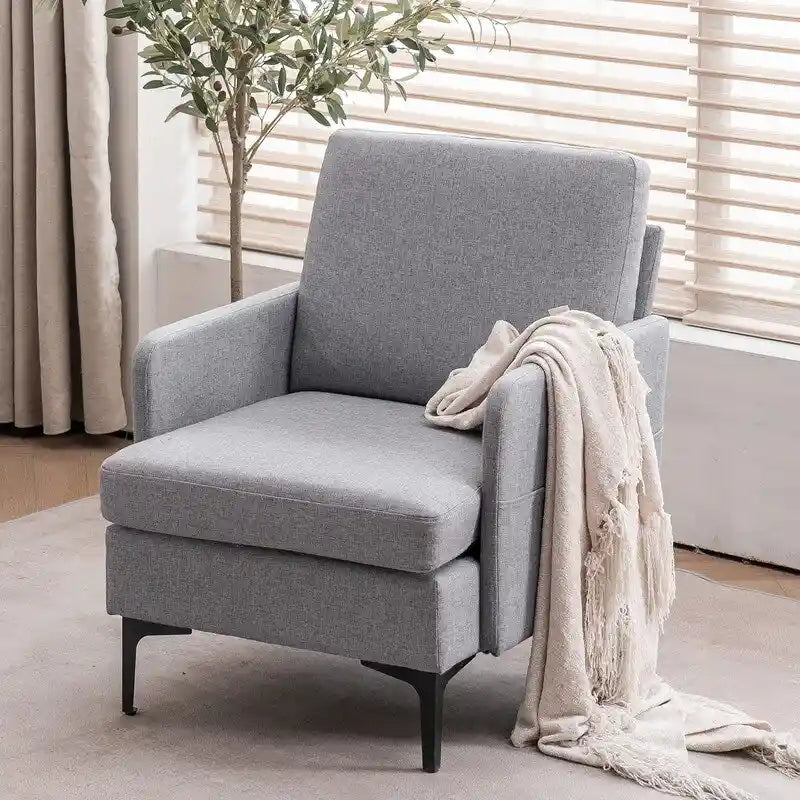 Poltrona di design rivestita in lino