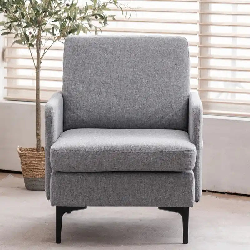 Poltrona di design rivestita in lino