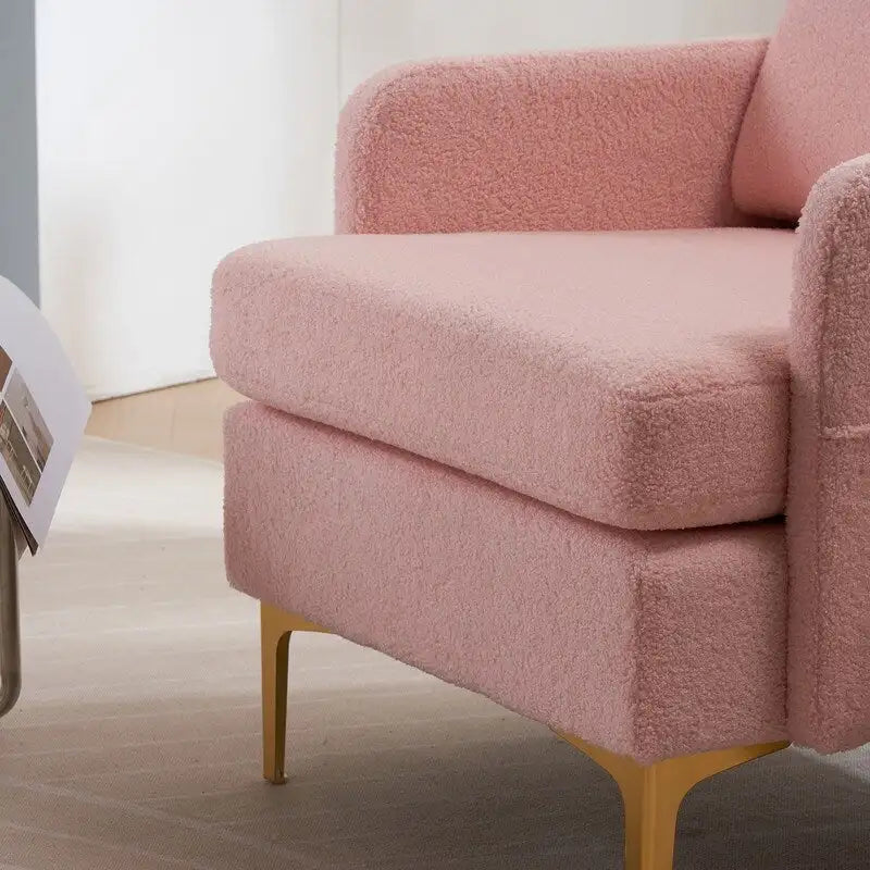 Poltrona di design rivestita in lino