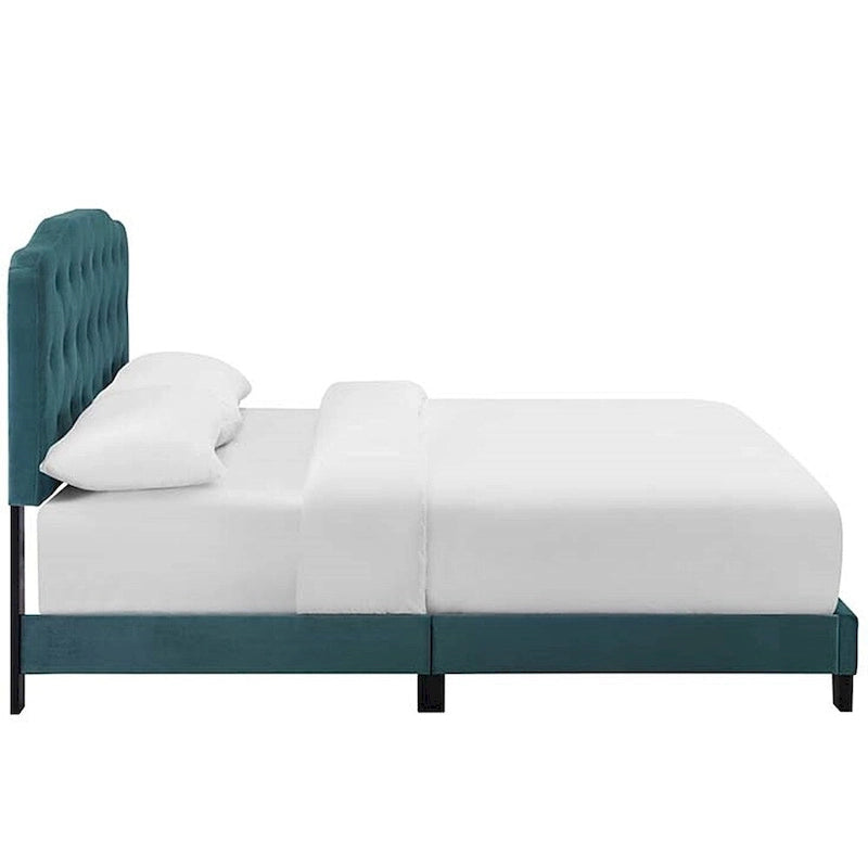 Letto matrimoniale con piattaforma in velluto verde acqua Dayton con testiera capitonné